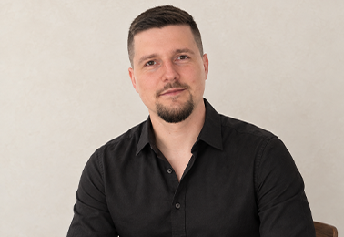 Szymon Sarnecki przy biurku